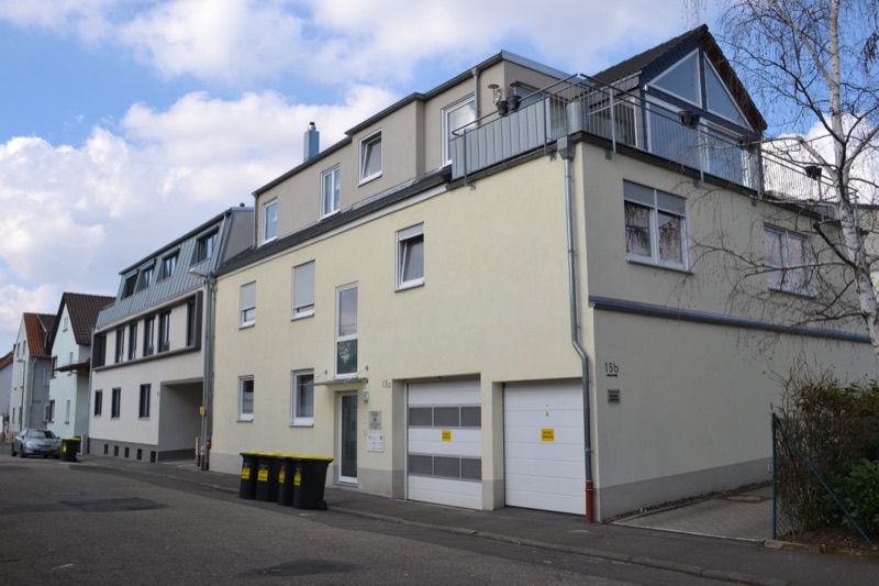 Straßenzeile der Stadthäuser Marzelstraße mit Staffelgeschoss