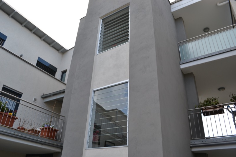 Zurückgesetzte Balkone am Innenhof des Wohnhauses Marzelstraße 17
