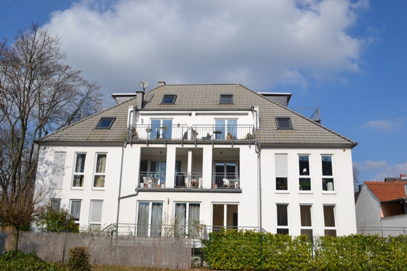 Gartenseite der Stadtvilla Burgeffstraße mit Balkonen