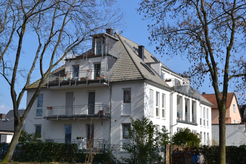 Stadtvilla Burgeffstraße aus der Distanz, gerahmt von Bäumen