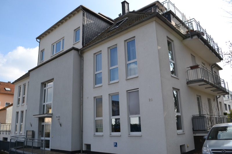 Eckansicht der Stadtvilla Burgeffstraße mit Eingangsseite und Dachterrasse