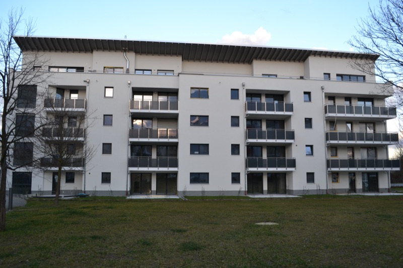 Mehrfamilienhaus im Wohnpark, Frontansicht zur Rasenfläche